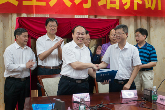 太阳成集团副董事长阳爱民与广东轩辕网络科技股份有限公司董事长陈统签署校企合作